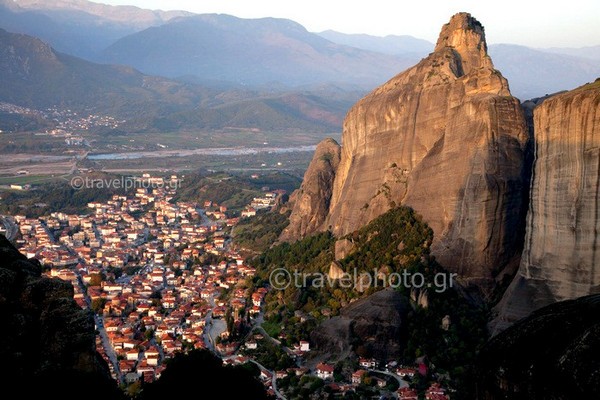 meteora-kalampaka-kalabaka Μετέωρα-βράχος-Καλαμπάκα-πόλη
