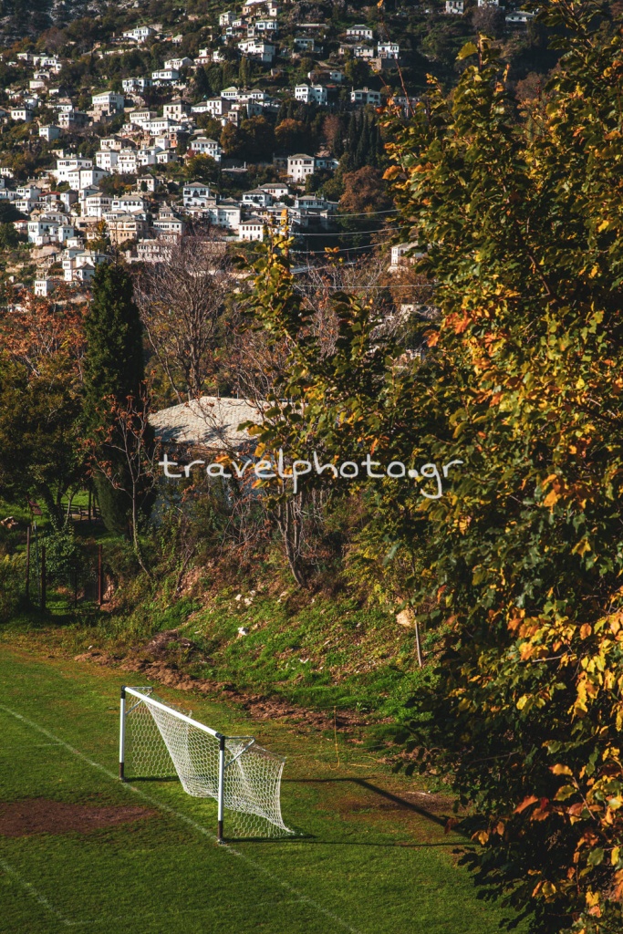 Η Μακρινίτσα όπως φαίνεται από το γήπεδο της Πορταριάς.