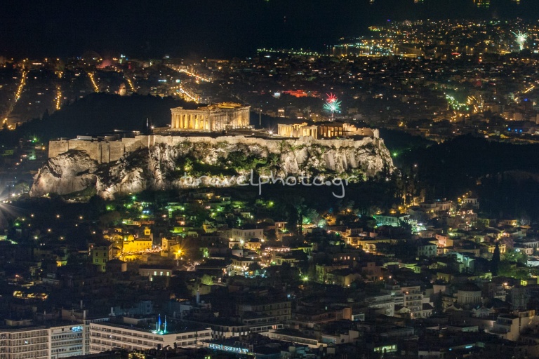 Η θέα από το Λυκαβηττό προς την Ακρόπολη το βράδυ της Ανάστασης είναι μοναδική.