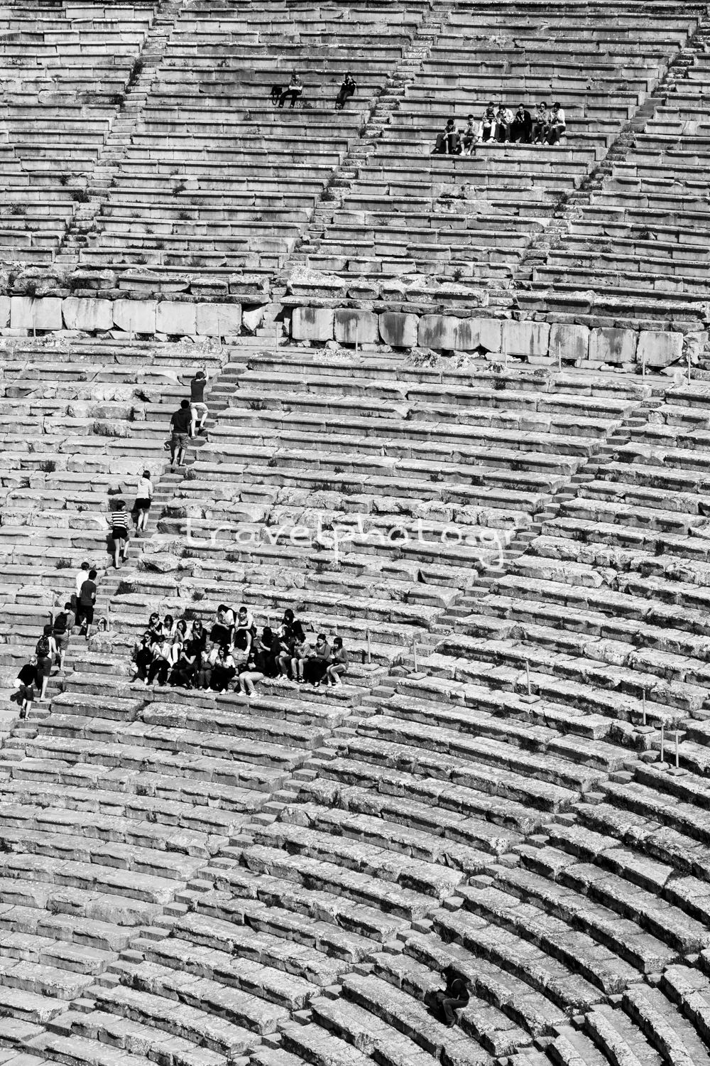θεατές στο αρχαίο θέατρο Επίδαυρος