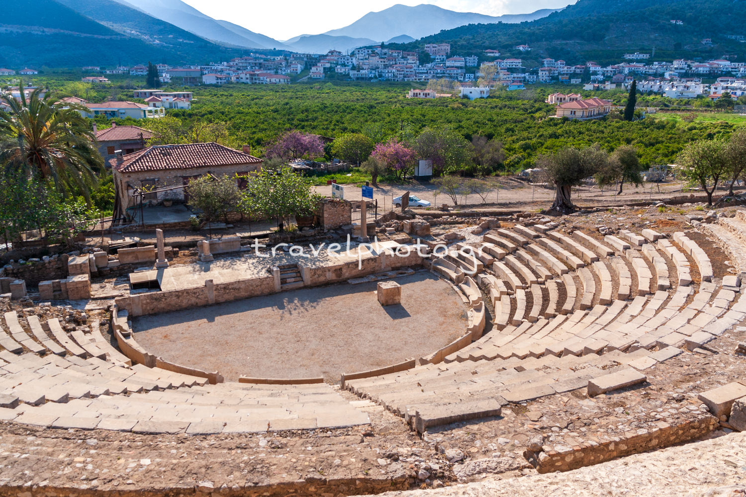 Το μικρό αρχαίο θέατρο Επιδαύρου θεα σπιτια χωράφια